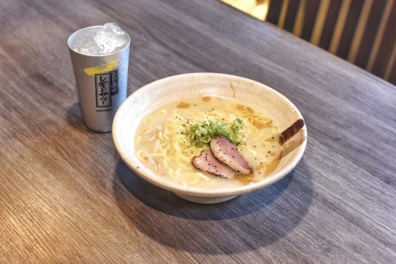 居酒屋の枠を超えた
100種類以上の創作メニュー