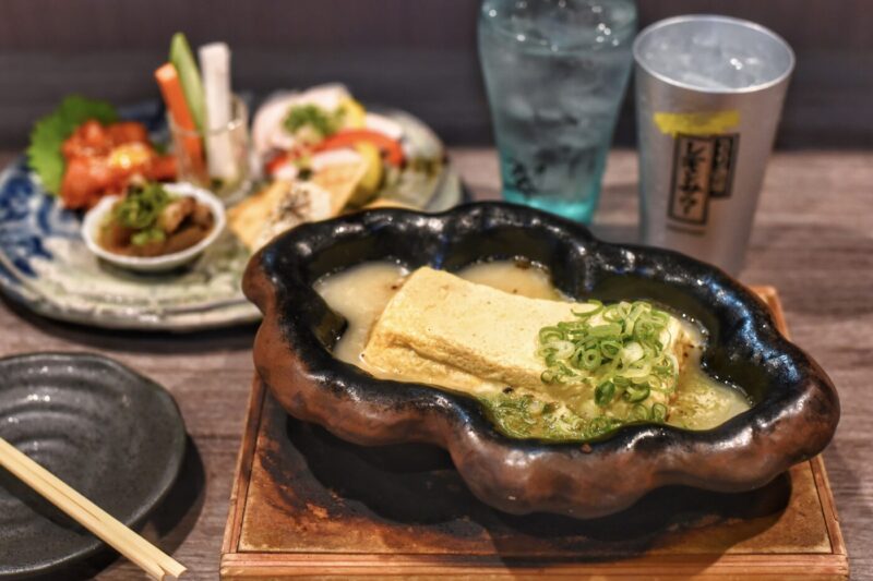 居酒屋の枠を超えた
100種類以上の創作メニュー